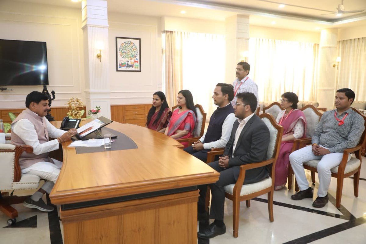 CMMadhyaPradesh's tweet image. मुख्यमंत्री डॉ. मोहन यादव से आज मुख्यमंत्री निवास स्थित समत्व भवन में भारतीय विदेश सेवा-2025 बैच के प्रशिक्षु अधिकारियों ने सौजन्य भेंट की।

@DrMohanYadav51 #CMMadhyaPradesh #MadhyaPradesh