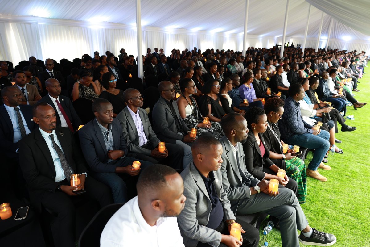 CentralBankRw's tweet image. Kuri uyu mugoroba, abayobozi, abakozi n'imiryango y'abari abakozi ba BNR bateraniye mu muhango wo kwibuka ku nshuro ya 32 abari abakozi ba Banki Nkuru y'u #Rwanda bazize Jenoside yakorewe Abatutsi muri 1994.     

 #Kwibuka32 
#KwibukaTwiyubaka