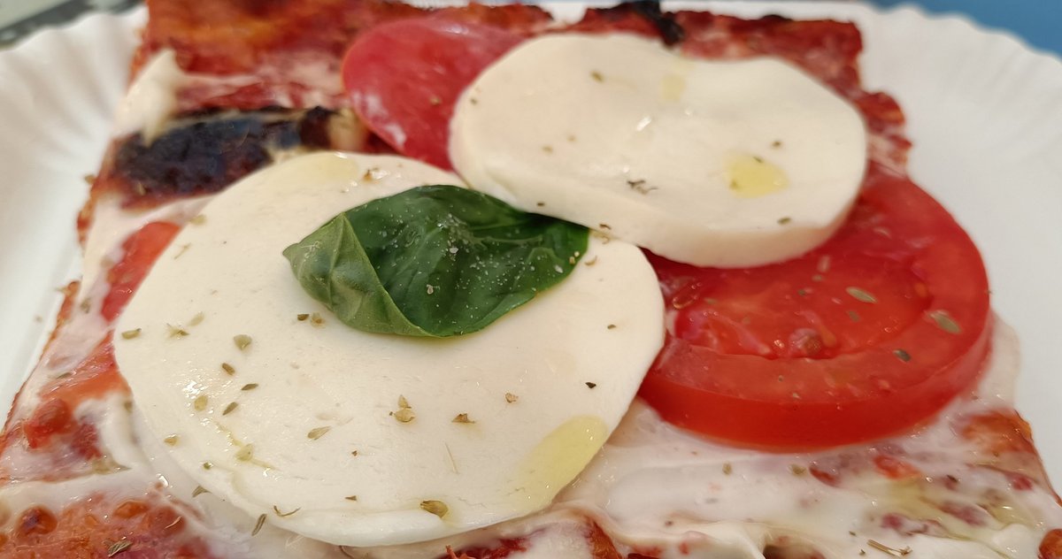 asiram1308's tweet photo. Es #Viernes y no puede faltar la pizza, #Caprese el día de hoy 🍕 https://t.co/8axTl98NW7