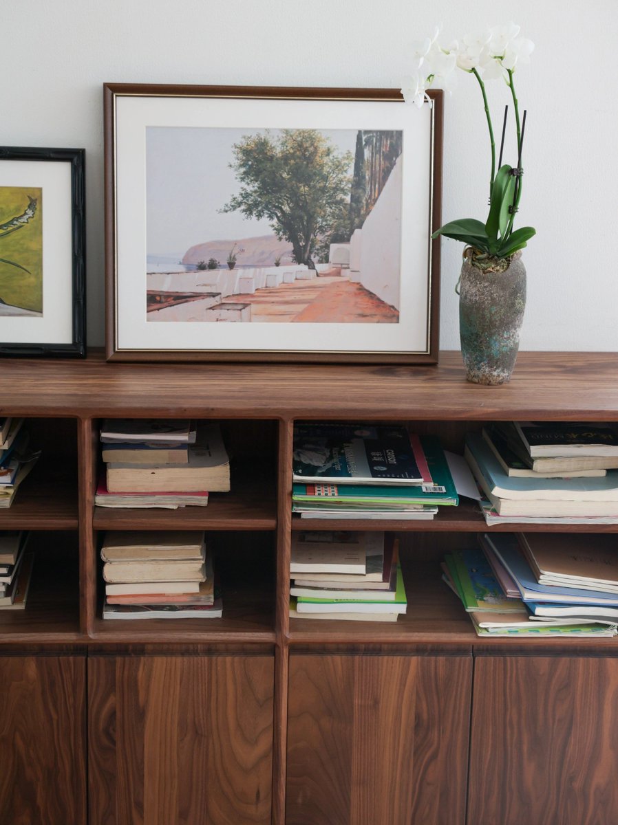 ShinigamiSakura's tweet image. Minimalist desk setup = max focus! Clean surface, potted succulent, wireless gear + stacked notebooks. Ditch clutter, boost productivity.  #DeskGoals #WorkFromAnywhere