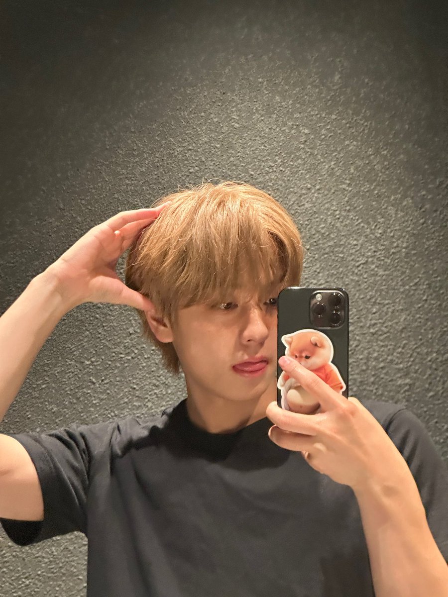 타키 왜 폰 뒤에 본인 뱃살 붙이고 다님!!!!!!!!!!!!!!!!!!!!!!!!!!!!!!