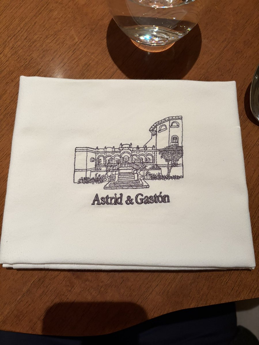 NaavarreeteJuan's tweet photo. Ayer nos pusimos las botas en Astrid y Gastón, qué maravilla de lugar. https://t.co/J2CeWaLqAs