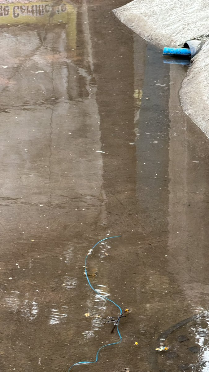 saumiltweets's tweet photo. After 5-6 months of deepening &amp; widening of drains, one water tank overflow, its been 1 hour but water wont flow through drains. Water is stationary in the drains, not flowing!
Drains are full with debris from road construction!
@mybmcWardHE @mybmc @AshwiniBhide @TawdeRitu https://t.co/4ZQf9fvL96