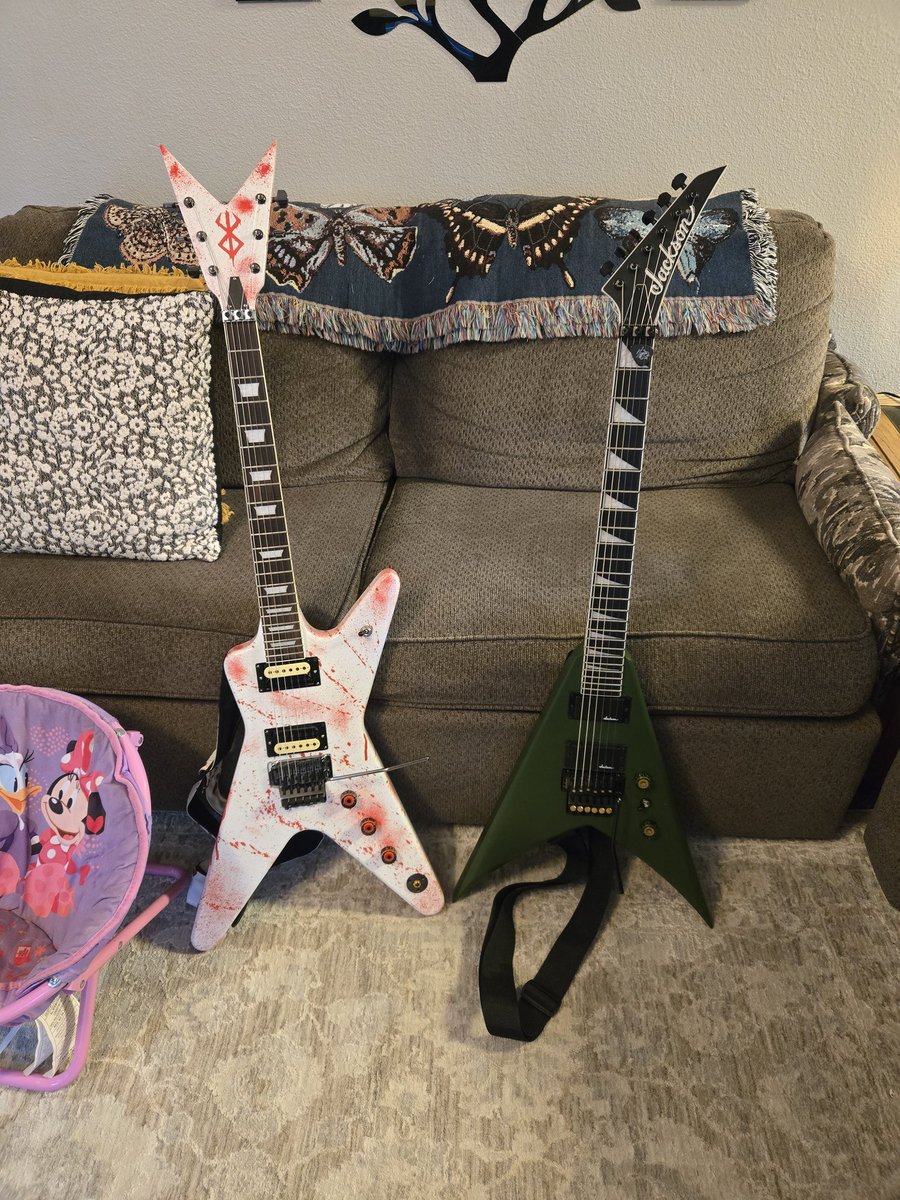 WHTBOYRICKY's tweet image. Farher son unpluged session in the living room. Everytime we do this he blows me away with what he has learned on his own. #dadlife #guitar