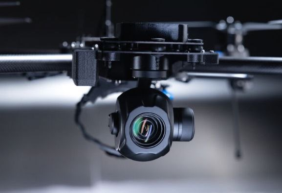 Drone_Wars_'s tweet image. Ukraine’s Frontline Robotics has unveiled the “Zoom 3.0” reconnaissance drone, designed for operation in heavy electronic warfare environments with enhanced navigation and stability systems. #Ukraine #UAV #Recon #DroneWar #EW