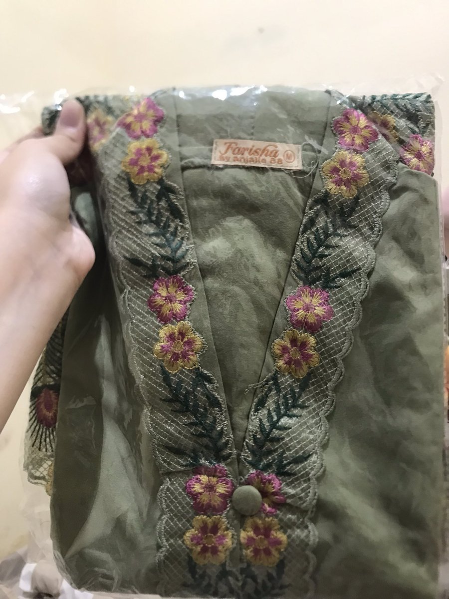 h0urlyaca's tweet photo. wts kebaya encim ukuran M warna sage 70k belum dipakai sama sekali, masih dibungkus rapi. dom bandung bisa cod daerah upi gegerkalong setiabudi atau gosend sekitar bandung #zonauang #zonajajan https://t.co/fHQqSiPB59