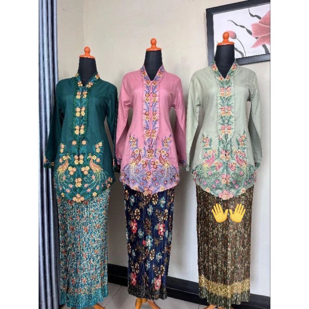 h0urlyaca's tweet photo. wts kebaya encim ukuran M warna sage 70k belum dipakai sama sekali, masih dibungkus rapi. dom bandung bisa cod daerah upi gegerkalong setiabudi atau gosend sekitar bandung #zonauang #zonajajan https://t.co/fHQqSiPB59