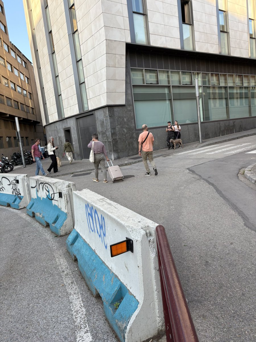 albertriera's tweet photo. Pacificar l’entorn d’una escola no és això. És integrar-lo a la trama urbana, dignificar-lo, fer-lo accessible per a tothom, eliminar barreres. El provisional no es pot convertir en permanent per deixadesa @Girona_Cat, @alcaldegi , @GemmaGeis i @quimayats https://t.co/v5zQfbayit