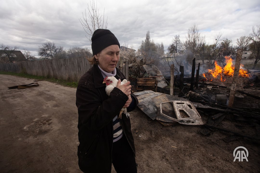 anadoluimages's tweet photo. A woman walks while carrying a chicken in her arms, following a Russian drone attack in Shostka, Ukraine https://t.co/8O5aAHh0dd

📸: Francisco Richart https://t.co/V1GOkoIC7T
