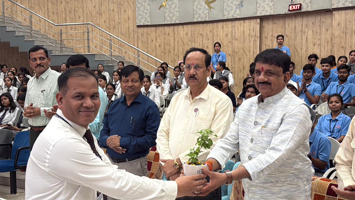 NSSRDBhopal's tweet photo. @NSSRDBhopal द्वारा ओरिएंटल कॉलेज ऑफ टेक्नोलॉजी, भोपाल में 2 दिवसीय “स्वच्छता एक्शन प्लान” कार्यशाला का सफल आयोजन किया गया।
आयोजन में मुख्य वक्ता श्री @Alok_SharmaBJP जी सांसद भोपाल ने स्वच्छता के महत्व पर अपने विचार व्यक्त किए और जागरूकता बढ़ाने का संदेश दिया।
@_NSSIndia https://t.co/JFAPyjWZC9