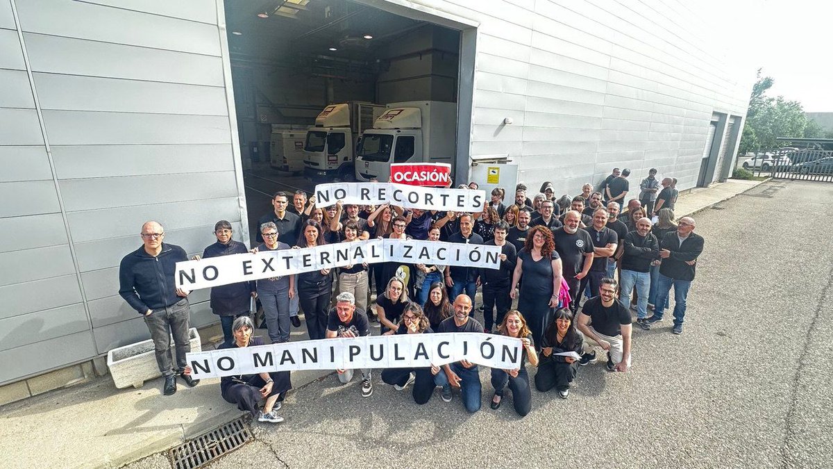ccoo_rtvcm's tweet photo. ⚫️Nos concentramos un nuevo #ViernesANegro contra la externalización y los recortes que lleva a cabo la Dirección de @CarmenAmoresG  en @CMM_es https://t.co/s5dsBS7q91