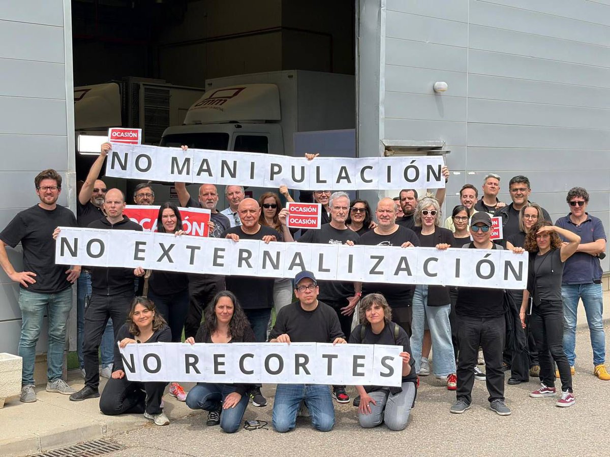 ccoo_rtvcm's tweet photo. ⚫️Nos concentramos un nuevo #ViernesANegro contra la externalización y los recortes que lleva a cabo la Dirección de @CarmenAmoresG  en @CMM_es https://t.co/s5dsBS7q91