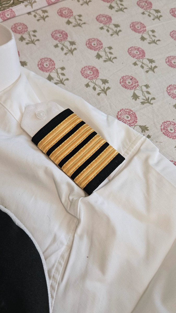 bigzy786ma's tweet image. The pilots neccasties.
#wings #citizenwatch #stripes #captainslog #capainscap #flightless #uniform