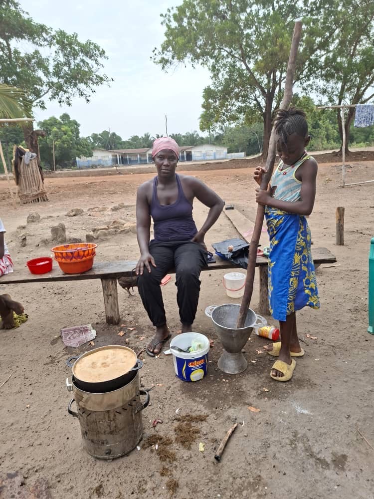 DelAguaStoves's tweet image. In Sierra Leone, many families have long depended on wood fuel. With #LiveWell clean cooking stoves, less wood is needed helping reduce deforestation and protect the environment that communities rely on.
#delagua #climatechange #sierraleone #villagedevelopment #LocaIimpact