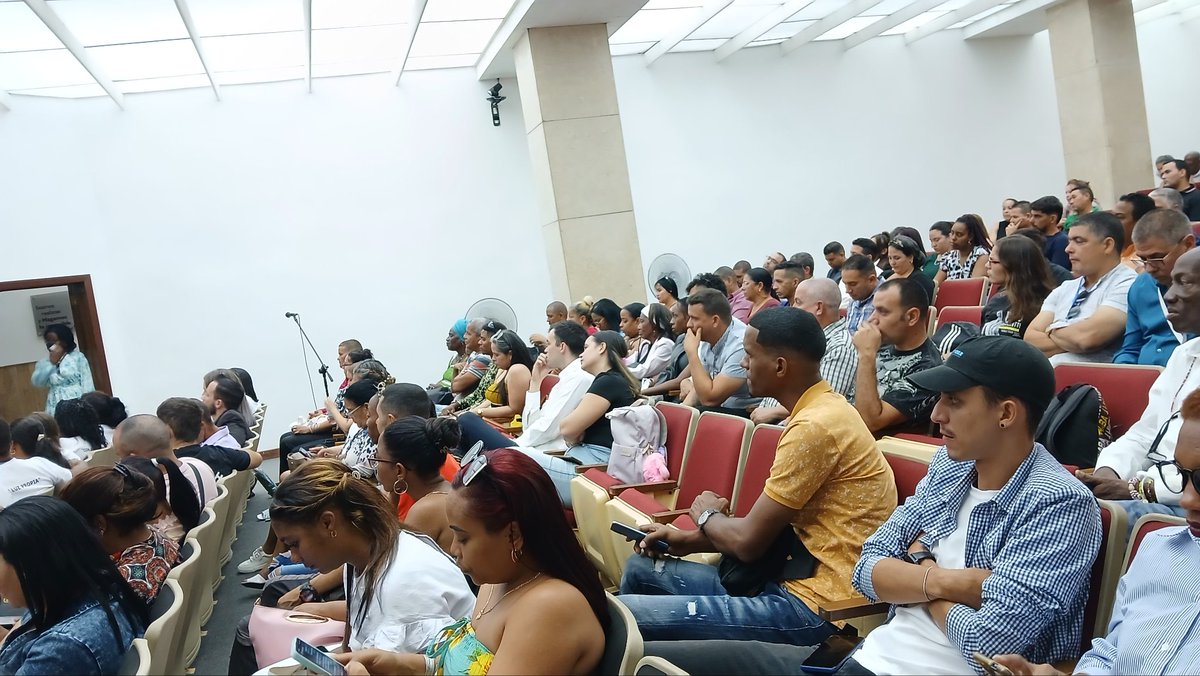 Excelente encuentro con los jóvenes de la expedición “Con Luz Propia”, iniciativa de la Red de Jóvenes del Minem.  

Su compromiso y dedicación inspiran el futuro de Cuba.  

#JuventudCubana 
#ConLuzPropia 
#Minem 
#Cuba
#CasadelasAméricas