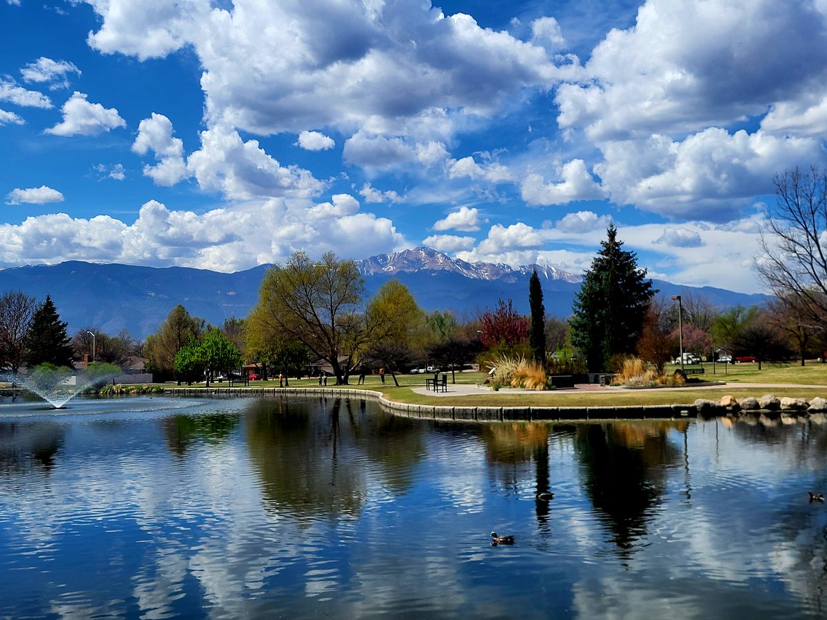 TamiK_Colorado's tweet image. Beautiful day to you all from Colorful Colorado with love ❤️ #beautiful #sky over #PikesPeak #Colorado #NaturePhotography 💙🗻🌲💫