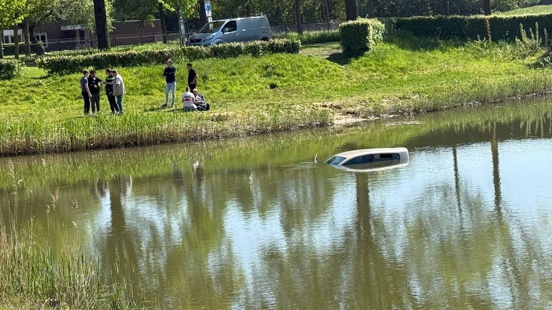Auto kopje onder in visvijver Panningen