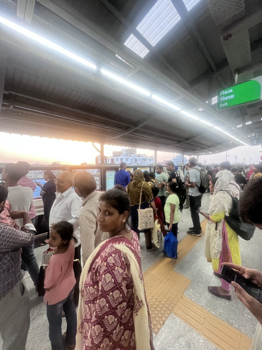 This platform is, old high court ahemdabad and the people who are in queue are “Gandhinagari”(resident of Gandhinagar Gujarat) if you see opposite side, of platform you will see ahemdabadi people no line no queue just pushing each other to get in metro Gandhinagar = Class people.