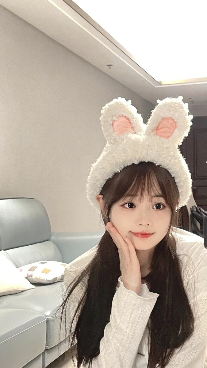 Boeee10's tweet photo. 不必羡慕别人的光芒每个人都有自己的时区我在自己的小世界里慢慢生长自拍只是记录这份独属于我的温柔与坚定 https://t.co/Qh0nPN4MqQ