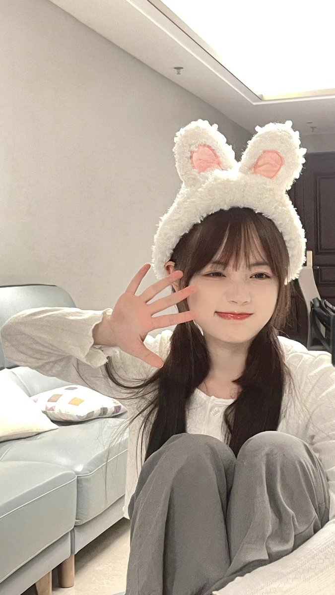 Boeee10's tweet photo. 不必羡慕别人的光芒每个人都有自己的时区我在自己的小世界里慢慢生长自拍只是记录这份独属于我的温柔与坚定 https://t.co/Qh0nPN4MqQ