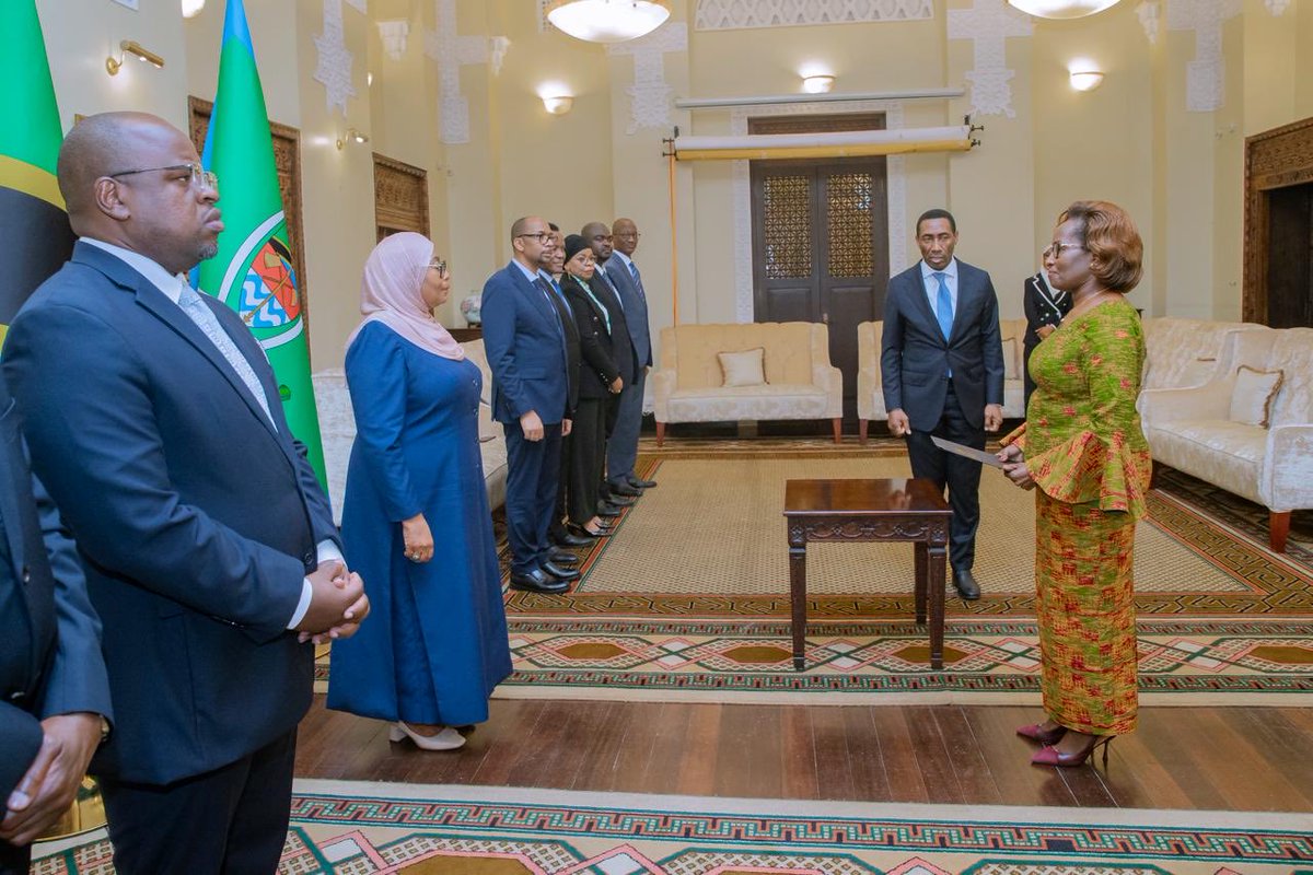 Rais wa Jamhuri ya Muungano wa Tanzania, Mhe. Dkt. Samia Suluhu Hassan akipokea Hati ya Utambulisho kutoka kwa Balozi Mteule wa Jamhuri ya Kenya hapa Tanzania, Mhe. Catherine Karemu, Ikulu Jijini Dar es Salaam tarehe 24 Aprili, 2026