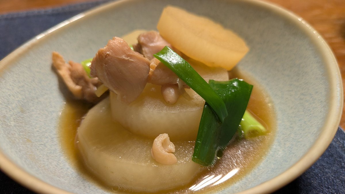 LCNECPATIENT's tweet photo. 昨日、どうあっても大根の煮物を食べたいと思い、近所のスーパーで大根を買い、鶏もも肉と一緒に煮たのだが、いや、我ながら美味しいことと言ったらもう、レシピ本とか出せるんじゃね？というくらい美味い。まあ、クックパッドに載ってたやつだけど。 https://t.co/aHIlmJr5vM