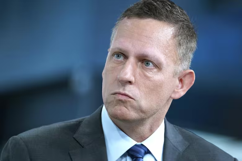 Peter Thiel está en la Argentina. No es el anticristo, pero sí un símbolo de algo real: tecnología concentrada en pocas manos, con capacidad de vigilar, perfilar y condicionar conductas. No es ciencia ficción. Es poder. Y conviene entenderlo antes de aplaudirlo.