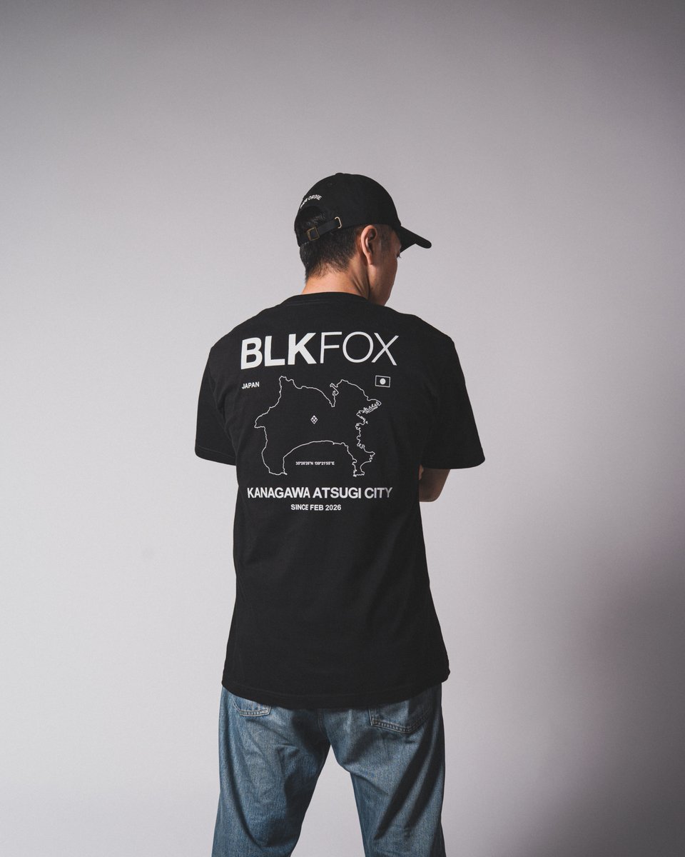BLKFOXselection's tweet photo. BLKFOX 本厚木店をモチーフにしたTシャツ
背面には神奈川・厚木エリアのマップラインを配置
上部には大きく「BLKFOX」
下部には「KANAGAWA ATSUGI CITY」のロゴをプリント。
@BLKFOXHONATSUGI 店限定販売
※WEB販売予定なし

WEB STORE：https://t.co/1nE9a248L2 https://t.co/2oEIcvwtR3
