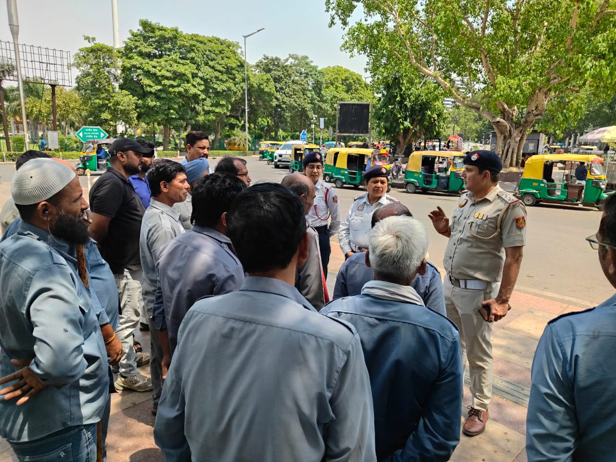 dcptrafficndr03's tweet photo. Making roads safer, one awareness drive at a time!  
Today’s Road Safety Programs at Harcourt Butler School, Bhai Veer Singh Marg &amp; Palika Bazar CP reached 200+ students &amp; commuters.  
Helmets on. Rules followed. Lives saved 
#ProjectSangam #RoadSafety https://t.co/0iarf9I4if