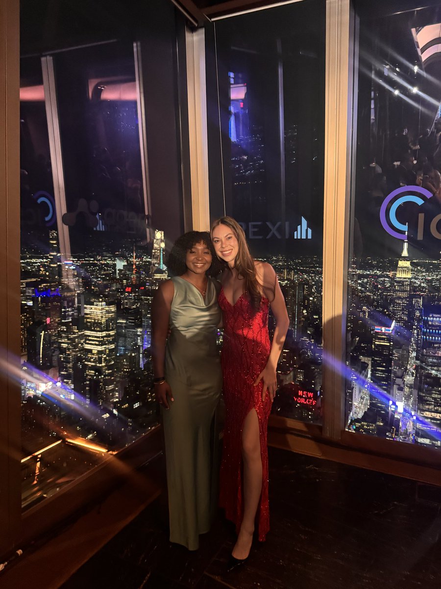 alexismorganhq's tweet image. Words really can’t describe the incredible feeling of being in the room at the 4th Annual Real Estate Gala last night, but here’s my best shot anyway:

Incredibly Fun. Classy. Extremely Inspirational. Genuine. Productive. Niche. And Elite.

Thank you @realEstateTrent and