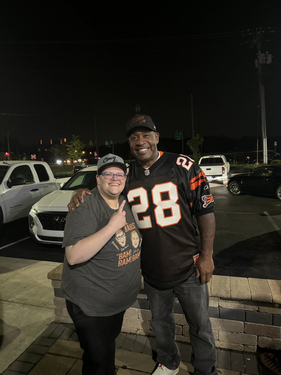 Masterfroda's tweet photo. @GLENNderson1 @CardPurchaser That's my Corey Dillon cards. The cards are almost secondary to the story. I won these at a Bengals draft party where CD was the guest of honor. I ended up meeting Corey hanging out with him, his lady and a few friends. Unreal, one of the best nights of my life. https://t.co/YTMxDrhjjn