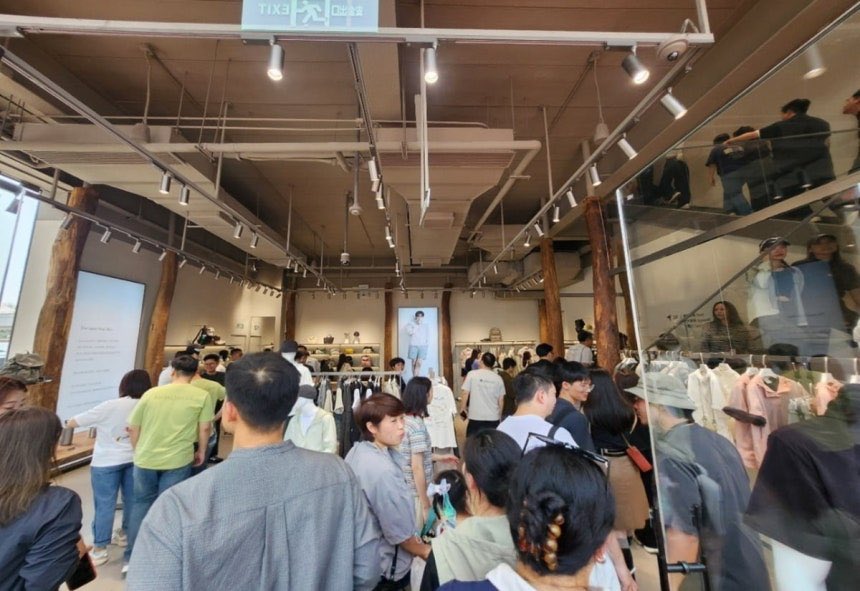 [INFO] According to Korean Economy, Snow Peak Apparel represented by brand Ambassador BTSV opened their first store in Guangzhou China and achieved record breaking sales of $148,650 i.e 220 Million KRW in a single day on their opening day 

For a single store in China to surpass