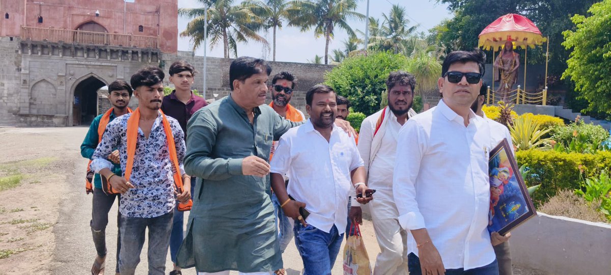 ShivadadaPuran2's tweet photo. जिजाऊ माहेर सिंदखेड राजा दर्शन साठी आले असता मनसे नेते संपर्क अध्यक्ष बाळासाहेब शेंडगे साहेब https://t.co/GHXo3qT5zR
