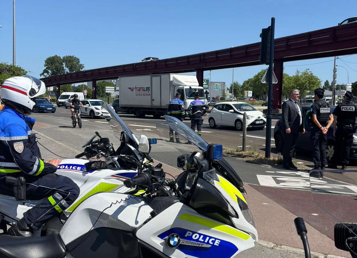 PrefAquitaine33's tweet image. #SécuritéRoutière 🚘 | Grégory LECRU, directeur de cabinet, était présent ce jour au contrôle routier mené sur le boulevard Aliénor d'Aquitaine à #Bordeaux.

✅ Prévenir les comportements dangereux (non port de la ceinture, usage du téléphone, excès de vitesses, alcool, usage de