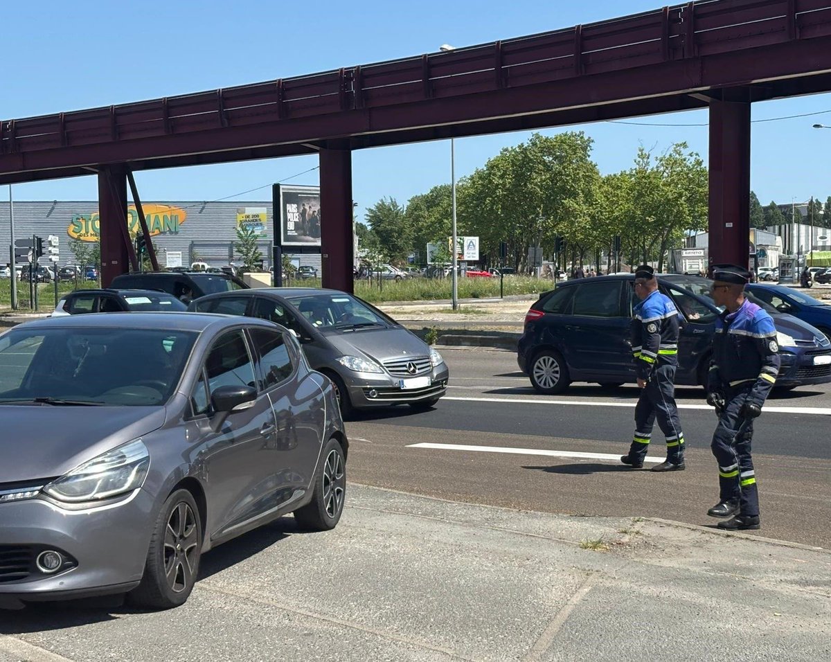 PrefAquitaine33's tweet image. #SécuritéRoutière 🚘 | Grégory LECRU, directeur de cabinet, était présent ce jour au contrôle routier mené sur le boulevard Aliénor d'Aquitaine à #Bordeaux.

✅ Prévenir les comportements dangereux (non port de la ceinture, usage du téléphone, excès de vitesses, alcool, usage de