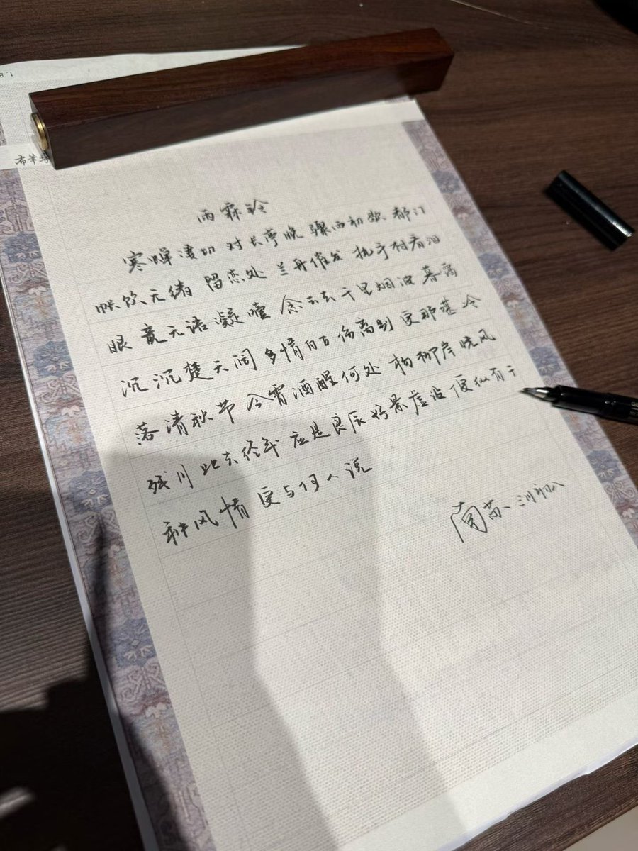 MichaelWon001's tweet photo. 伏案动笔🖊️ https://t.co/IyCfoIXqJo