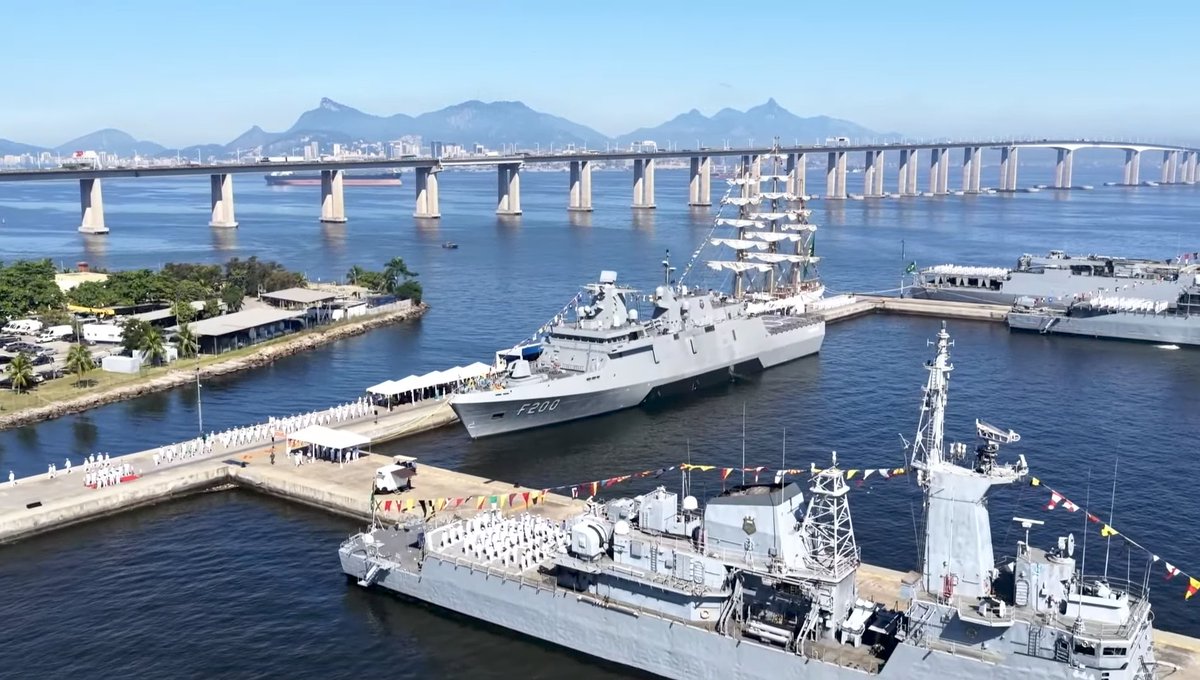DefesaBrazil's tweet photo. 🇧🇷⚓ HISTÓRICO

A Fragata Tamandaré (F200) foi oficialmente incorporada à Marinha do Brasil. É a primeira embarcação da nova classe construída no país, que chega para fortalecer a Esquadra e garantir a soberania naval. Um grande dia para a Defesa Nacional.

📸 Marinha do Brasil https://t.co/ZkLyjj1ZJc