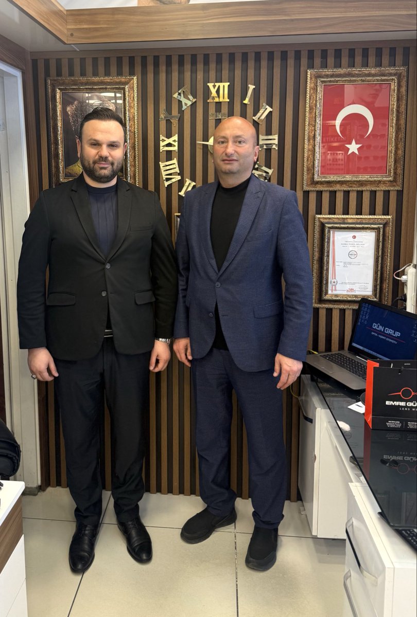 _EmreGUN's tweet photo. 1. Sınıf emniyet müdürü Sn. Eyüp Sabri ÖKSÜZ ağabeye ziyaretlerinden dolayı teşekkür eder yeni gözlüklerini güzel günlerde kullanmasını dilerim. https://t.co/Bw1V21sq90