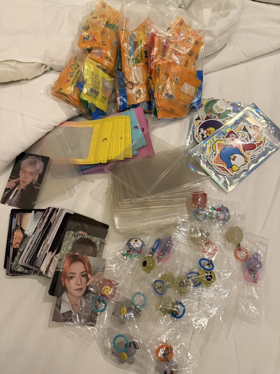 trsrnuna90's tweet photo. Baru packing freebies buat pulse on 😆
Cuman dikit tapi semoga yg dicolek berkenan 😭 https://t.co/WribEdO2EO