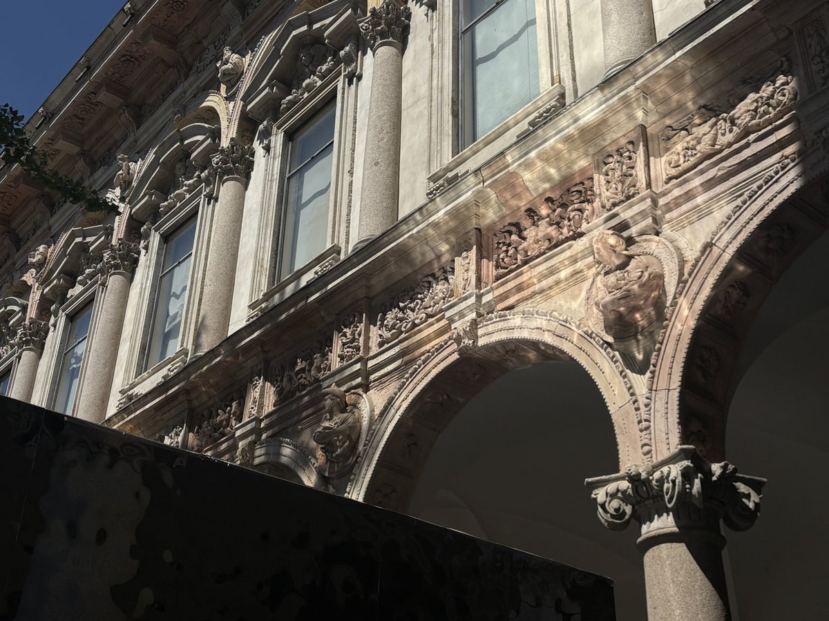 caviarkittie's tweet image. Lightwash jeans, a white blouse and kitten heels #WORK #COMBO 🤑🤑🫡🫡