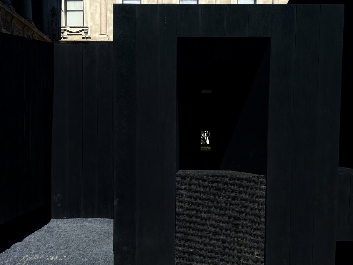 caviarkittie's tweet image. Lightwash jeans, a white blouse and kitten heels #WORK #COMBO 🤑🤑🫡🫡