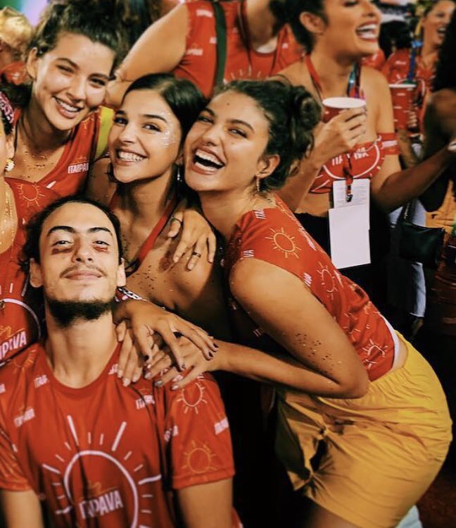 cabelloreche's tweet image. "ela e gabriela já se conheciam de vista"

carnaval de 2019: