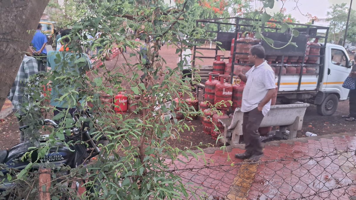pjagadale25's tweet photo. More than 100people waiting since 9:30am in long queues at Indane Gas Agency, Masur Karad in 38–39°C https://t.co/6oDjxlLjMA gas distribution yet and no proper communication from staff on delay or availability. Even senior citizens are suffering @sataracollector
@CMOMaharashtra https://t.co/prViLHBn00