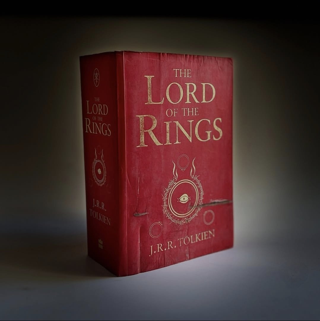 thejournalix's tweet image. The Lord of the Rings (1955) by J.R.R. Tolkien #FridayReads 📚