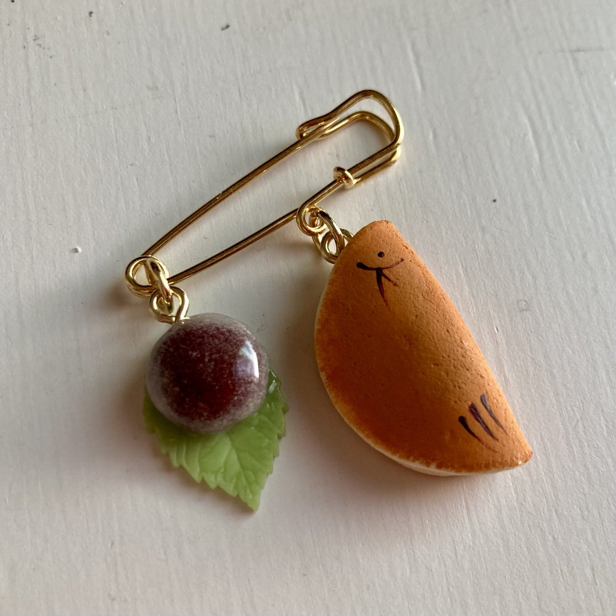 Fluorite2021's tweet photo. 東京ハンドメイドマルシェでは、SANRI @SANRI272 さんの和菓子アクセサリーにも出逢うことができた！
鯛焼きも可愛いんだけど、この！私の最愛の和菓子、鮎が！！！
途中腹痛に邪魔されたけど、戻って買った！
鮎は滅多に作らないそうなので、出逢えて本当によかった🥰
水饅頭もプリチーすぎる💕 https://t.co/4h05iUslY2
