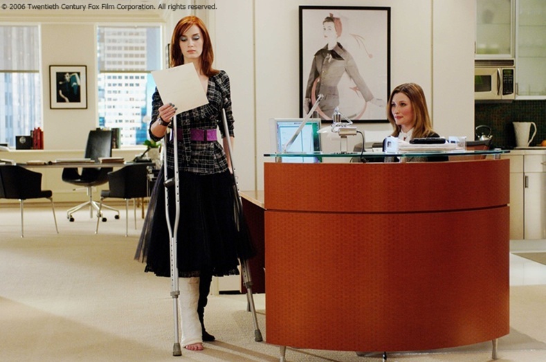 撮影🎥の途中で加わったという最後の  #エミリー のシーン🎬。元FOX2000の会長であるエリザベス・ゲイブラーさんが“エミリーを登場させたい、彼女を見ないで終わるのは寂しい”と言ったことでこのシーンが追加されたのだそうです😆

#プラダを着た悪魔 #金曜ロードショー