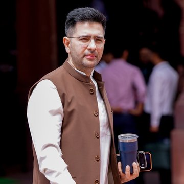 आज के समय राज्यसभा में AAM Admi Party के पास 10 सांसद हैं। इन 10 सांसदों में से दो तिहाई सांसद AAP से अलग हो रहे हैं।

Raghav Chadha के अनुसार वह नाम हैं,

राघव चड्ढा 
अशोक मित्तल 
संदीप पाठक
हरभजन सिंह 
राजिंदर गुप्ता
विक्रम साहनी 
स्वाति मालीवाल