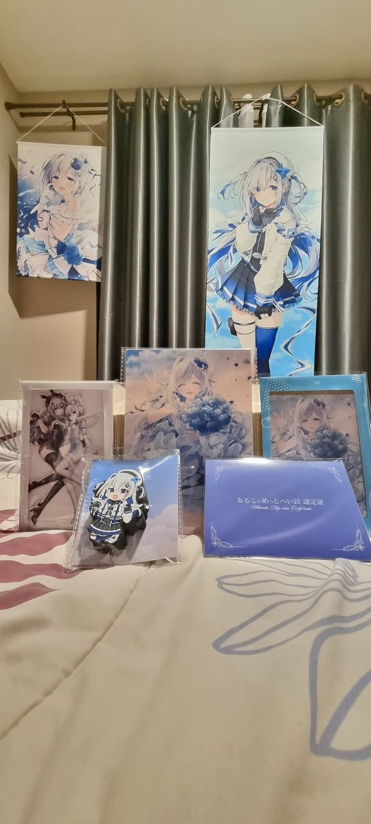 win01415's tweet photo. ついに、かなたんの卒業グッズが届きました💫
箱を開けた瞬間、涙が止まりませんでした。
キーホルダーの声を聞いて、もう一度その声を聞けて自然と笑顔になりました。
あなたはこれからもずっと、僕にとってもみんなにとっても天使です。
本当に大好きです。💫
#かなたん大好き
#届いたよかなたん https://t.co/fLPJ6iWcQ1