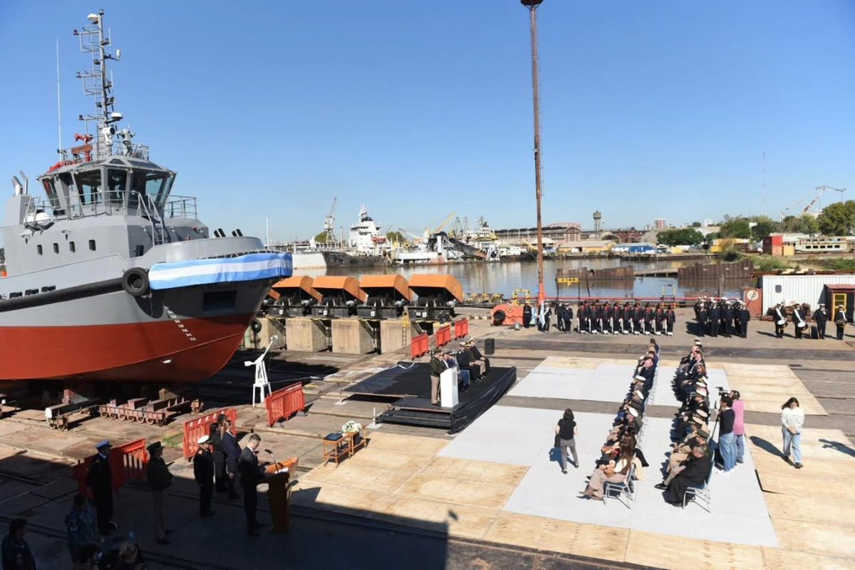 SA_Defensa's tweet image. 📍Buenos Aires, #Argentina (🇦🇷)

Tandanor Shipyard has launched the first TND 26-40 class tugboat for the @Armada_Arg.

The vessel, christened ARA Pampero, was laid down back in 2021 with the intent to procure a total of 7x units in the class.

📸: @Armada_Arg
