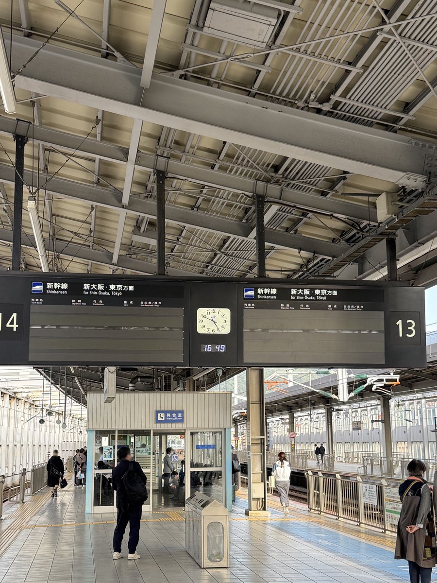 ushun's tweet photo. 今日の夕方の新幹線 小倉駅。電光掲示板の列車案内がトラブルで非表示でした。レア。 https://t.co/0Tuc7LenwA